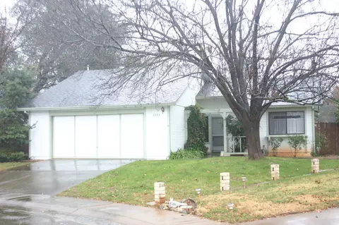 3993 Cirrus St, Redding, CA 96002 photo 2