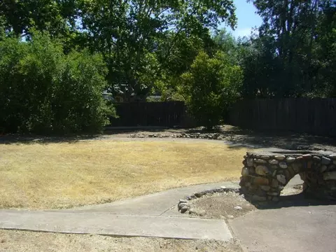 1335 Mistletoe Ln, Redding, CA 96002 photo 4