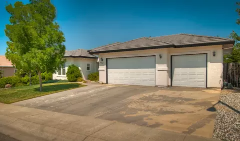 1017 Coggins St, Redding, CA 96003 photo 2