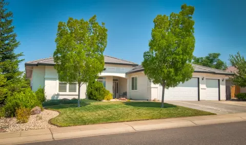 1017 Coggins St, Redding, CA 96003 photo 1