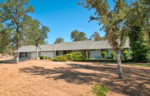 18208 Roseleaf Ln, Redding, CA 96003 photo 2