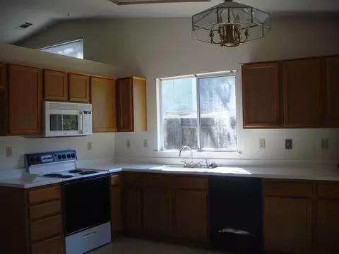 538 Julian St, Redding, CA 96003 photo 2