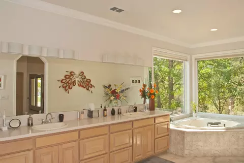 8808 Goldstone Ln, Redding, CA 96001 photo 3