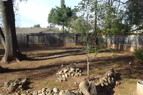 540 Gary Ct, Redding, CA 96002 photo 2