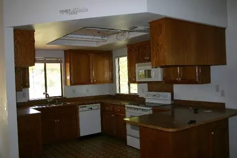 336 Rosewood Dr, Redding, CA 96003 photo 2