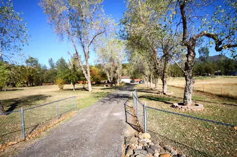 13812 Bear Mountain Rd, Redding, CA 96003 photo 2