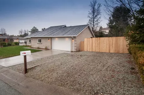 842 Country Oak Dr, Redding, CA 96003 photo 2