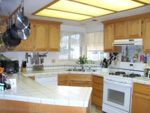516 Olympic St, Redding, CA 96003 photo 2