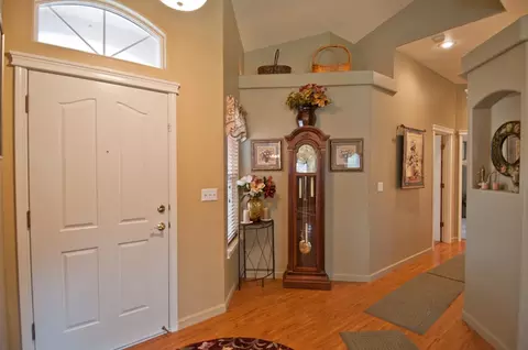 844 Paramount Way, Redding, CA 96003 photo 3