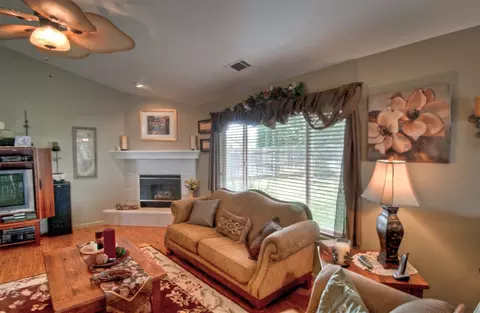 844 Paramount Way, Redding, CA 96003 photo 5