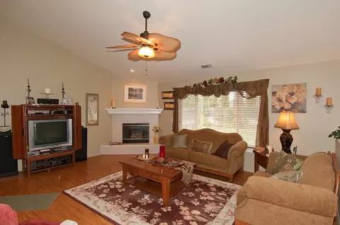 844 Paramount Way, Redding, CA 96003 photo 6