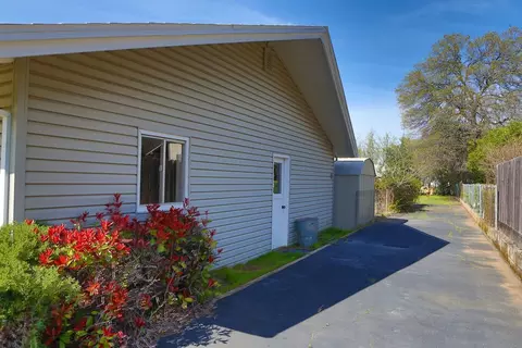 1374 Norman Dr, Redding, CA 96002 photo 2