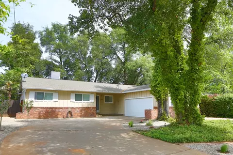 588 Rafael St, Redding, CA 96002 photo 2
