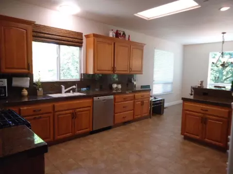 4695 Nantucket Dr, Redding, CA 96001 photo 4