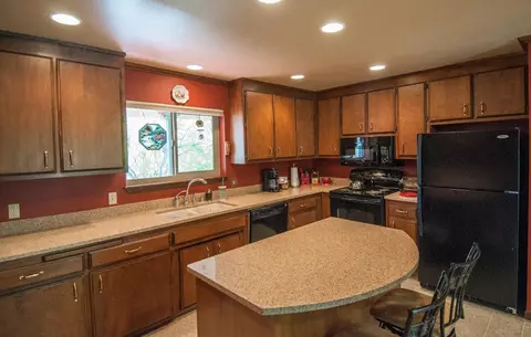 486 Peppertree Ln, Redding, CA 96003 photo 3