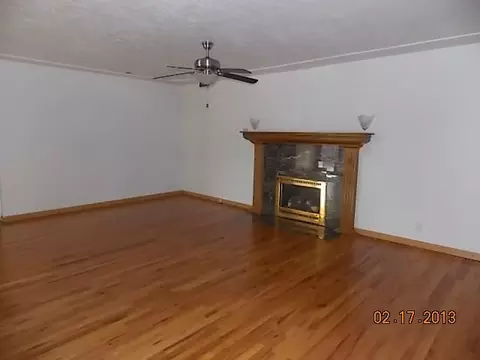 1325 Mistletoe Ln, Redding, CA 96002 photo 2