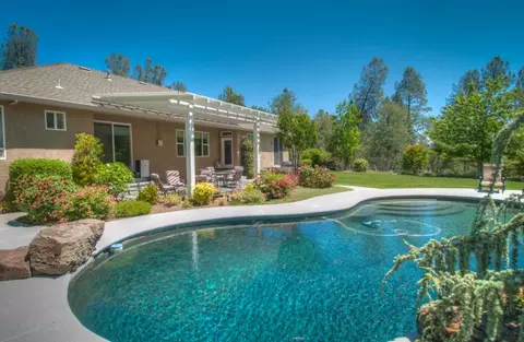 15553 Mountain Shadows Dr, Redding, CA 96001 photo 2