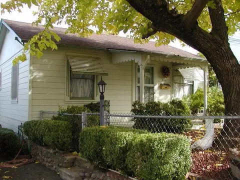 1547 Jay St, Redding, CA 96001 photo 2