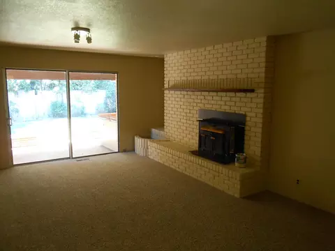 593 Estate St, Redding, CA 96002 photo 3
