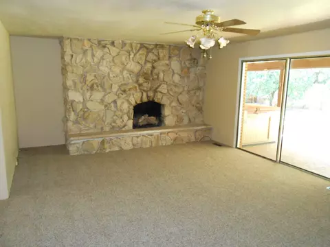 593 Estate St, Redding, CA 96002 photo 4
