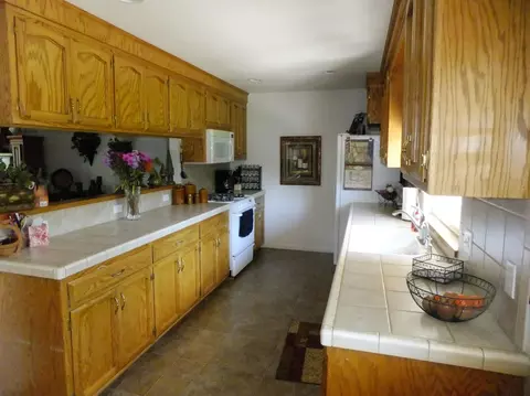 4639 Columbine Dr, Redding, CA 96002 photo 2