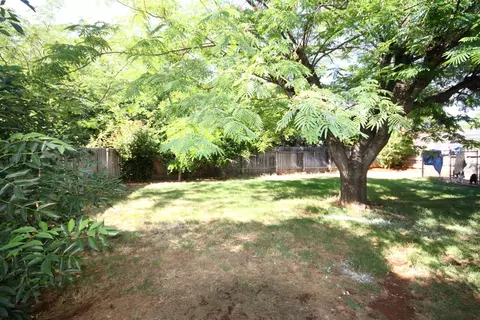 2116 Comet St, Redding, CA 96002 photo 5