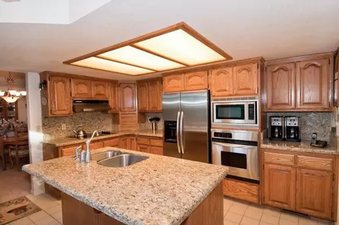 568 River Oaks Dr, Redding, CA 96001 photo 2