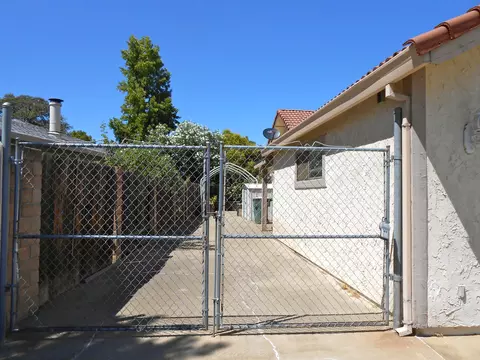 438 Rosewood Dr, Redding, CA 96003 photo 2