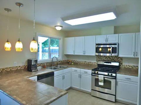 3427 Capricorn Way, Redding, CA 96002 photo 4