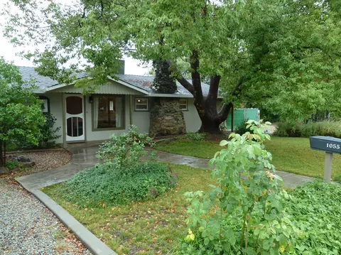 1055 Hawthorne, Redding, CA 96002 photo 2