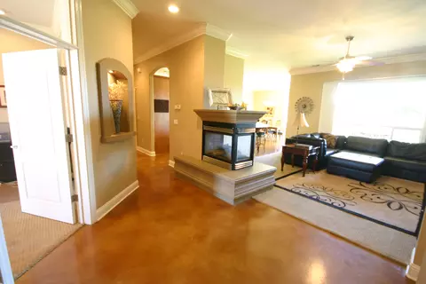 911 Coggins St, Redding, CA 96003 photo 5