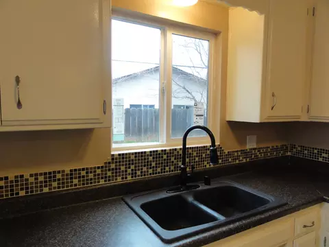 3801 Meteor St, Redding, CA 96002 photo 4