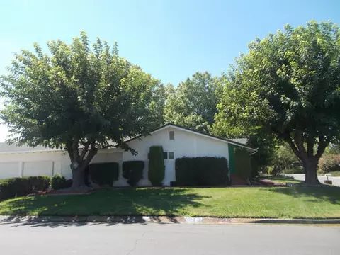 2105 Sycamore Dr, Redding, CA 96001 photo 2