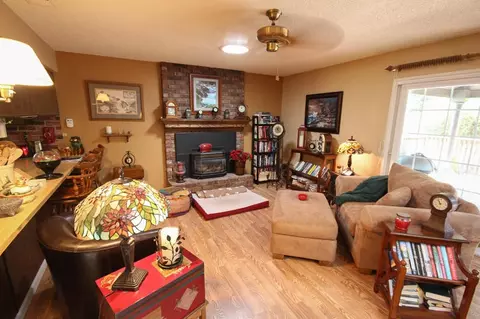 1801 Cameo Ct, Redding, CA 96002 photo 3