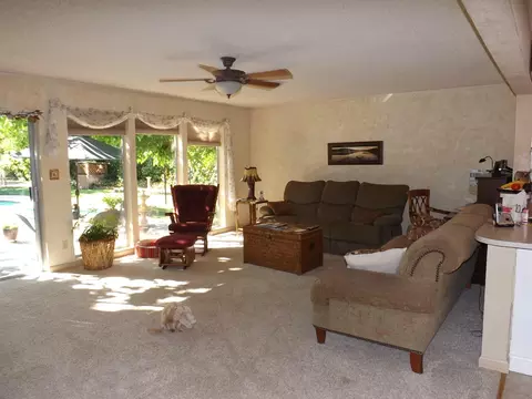 5056 Huntington Dr, Redding, CA 96002 photo 2
