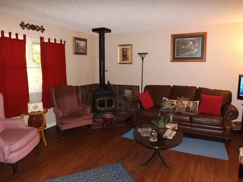 333 Rosewood Dr, Redding, CA 96003 photo 2