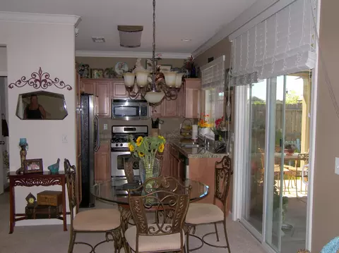 2035 Vienna, Redding, CA 96003 photo 5