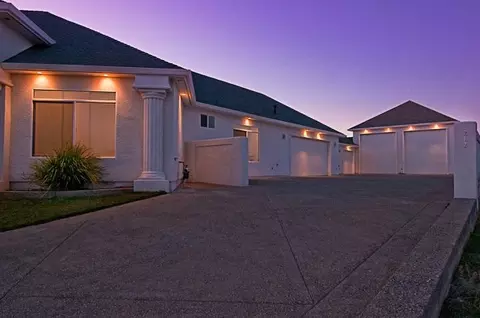 212 Edinburgh Pl, Redding, CA 96003 photo 2