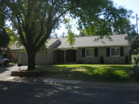 645 Lincoln St, Redding, CA 96001 photo 1