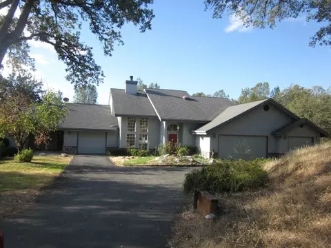 8096 Montgomery Cir, Redding, CA 96001 photo 1