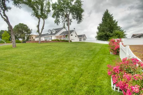 16214 Plateau Cir, Redding, CA 96001 photo 2