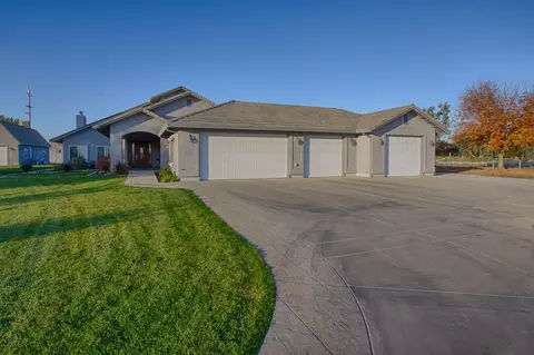 7707 Mohegan Ct, Redding, CA 96002 photo 1