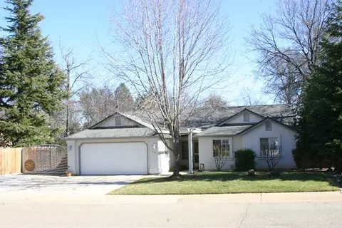 1047 Montclair Dr, Redding, CA 96003 photo 1