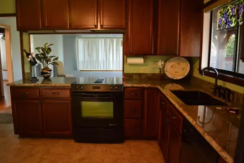 1011 Wildwood Ln, Redding, CA 96001 photo 4