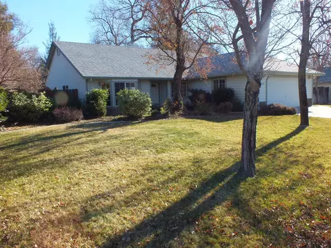 6381 Hemlock St, Redding, CA 96001 photo 2