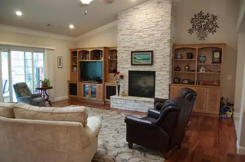 1607 Spanish Bay Dr, Redding, CA 96003 photo 4