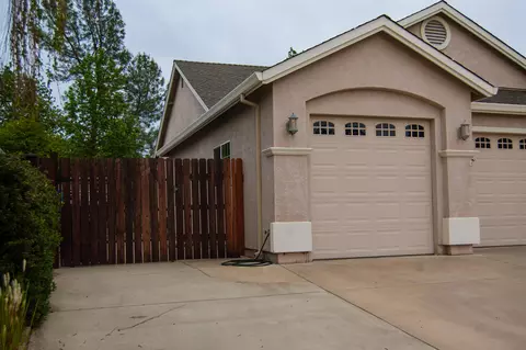 1607 Spanish Bay Dr, Redding, CA 96003 photo 2