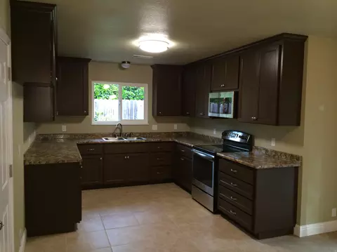 354 Ellis St, Redding, CA 96001 photo 2