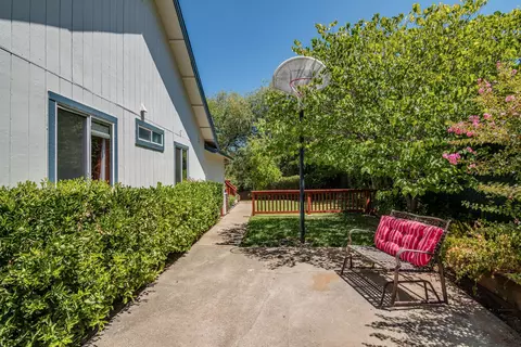 582 Martinique Cir, Redding, CA 96003 photo 25