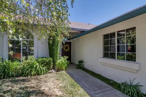 582 Martinique Cir, Redding, CA 96003 photo 2